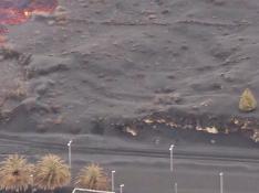 La lava que fluye del volcán de La Palma ha creado una nueva colada que ha alcanzado el cementerio y la planta fotovoltaica de Las Mancha