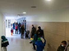Filas de niños esperando para una prueba PCR en el centro de salud de Valdespartera.