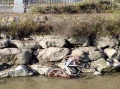 La CHE encuentra diversos residuos en su limpieza del Canal imperial de Aragón, entre ellos más de 20 bicis