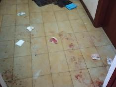 Manchas de sangre en el portal de la vivienda donde ocurrió la agresión