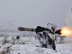 Un soldado ucraniano lanza un misil antitanque.