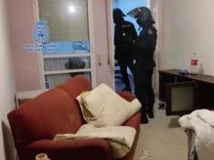 La Policía desaloja a los okupas del edificio de Zaragoza Vivienda en Las Armas