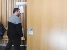 El acusado, entrando a la sala de vistas, cuando fue juzgado en la Audiencia de Zaragoza