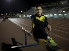 Sergio del Barrio posa en la pista del estadio de atletismo Corona de Aragón.