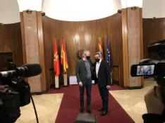 El portavoz de Vox en el Ayuntamiento de Zaragoza, Julio Calvo, junto con el alcalde de la ciudad, Jorge Azcón