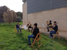 Alumnos del conservatorio de música de Huesca ensayando al aire libre.