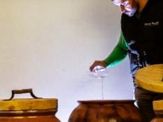 Víctor Clavería, comprueba el contenido de las tinajas de barro en las que fermenta el vino.