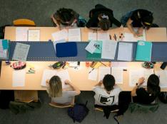 Estudiantes en la Universidad de Zaragoza. Biblioteca. gsc
