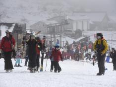 Esquiadores este fin de semana en la estación de Candanchú.