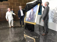 Presentación del cuadro del exalcalde de Zaragoza, Pedro Santisteve, con el pintor Eduado Bayona y el actual alcalde, Jorge Azcón