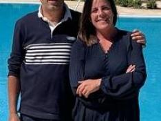 Raquel Rodríguez, directora del Camping Boltaña, y su marido, Yasser Kandjaa, en las recién estrenadas piscinas.