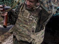 El soldado "Den" sale de una trinchera en un bosque de Ucrania el 3 de junio de 2022.