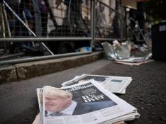 Un periódico con la noticia de la dimisión de Johnson, en el suelo este viernes en Londres.