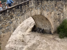 Importante crecida del río Ara a su paso por el puente de La Glera.