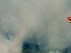 Medios aéreos trabajan para apagar el fuego declarado el pasado viernes en Santa Cruz del Valle (Ávila), este lunes.