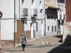 Una vecina por una calle del municipio aragonés de Balconchán, en una imagen de archivo.