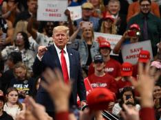 Donald Trump, rodeado de seguidores, en uno de sus mítines en su campaña 'Salvar América', en junio en Anchorage (Alaska).