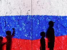 Unos niños de San Petersburgo frente a una bandera nacional en el Día de Rusia.