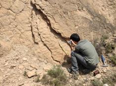 El geólogo oscense Martín Linares Montes, miembro del Grupo Aragosaurus, el yacimiento de La Sagarreta.