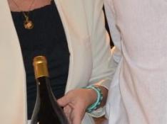 Paula Yago, con una botella de Viña Alta, junto a su equipo.