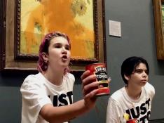 Dos activistas lanzan sopa contra los Girasoles de Van Gogh en Londres