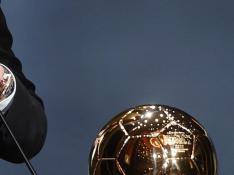 Benzema recibe el trofeo de manos de Zidane