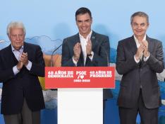 Pedro Sánchez junto a los expresidentes socialistas Zapatero y Felipe González