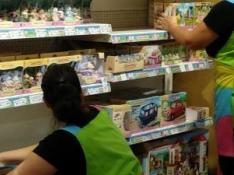 Dos empleadas de la tienda Abracadabra de Zaragoza organizan juguetes.