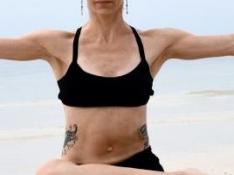 Eva Sampedro es instructora de power yoga y de danza del vientre en Zaragoza.