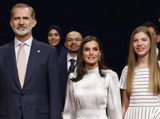 Los reyes Felipe y Letizia, acompañados de la princesa Leonor y la infanta Sofía, posan con los galardonados con los Premios Princesa de Asturias