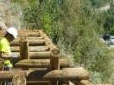 En la carretera que conduce a la frontera del Portalet, entre Laruns y Biescas, se están ensayando soluciones naturales, como la construcción de estructuras de madera obtenida incluso del propio bosque.
