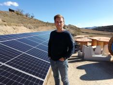 Armando Soria, alcalde de Urriés, junto a la instalación de autoconsumo solar.