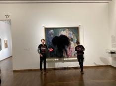 Dos activistas, tras echar líquido negro al cuadro 'Muerte y Vida' de Klimt.