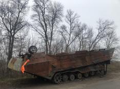 Blindado ruso calcinado  en una zona liberada por los ucranianos