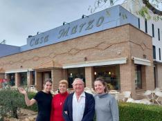 Alberto Marzo y su mujer, Carmen Lanuza, junto con sus hijas, delante del hotel-restaurante Casa Marzo