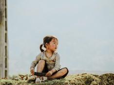 Una niña en una zona de conflicto.