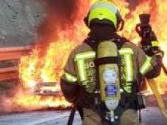 Extinción del incendio que se ha producido en un vehículo en el Monrepós este jueves.