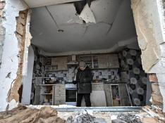 Liubov Onyschenko contempla lo que queda de su casa en la localidad ucraniana de Kupriianivka tras el impacto de un misil ruso.