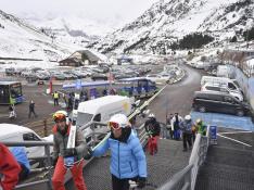 Esquiadores a su llegada este jueves a las pistas de esquí de Astún.