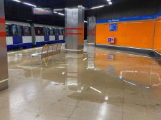 El fuerte aguacero se ve dentro de la estación de metro Islas Filipinas en Madrid
