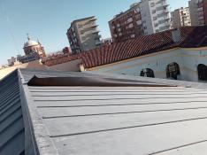 Aspecto del tejado dañado del CEIP Joaquín Costa de Zaragoza visto desde el exterior.
