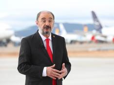 Javier Lambán, durante su mensaje de fin de año, en el aeropuerto de Caudé.