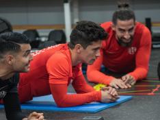 Juanjo Nieto, entre Andrés y Mateu, durante el entrenamiento llevado a cabo este viernes en el gimnasio.