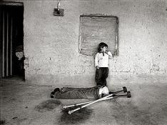 Gervasio Sánchez recibe el premio Rey de España por una foto de 'Vidas minadas. 10 años después' 