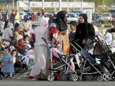 Miles de musulmanes rompen el ayuno y celebran el fin del mes del Ramadán