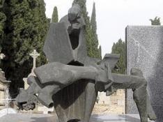Roban una escultura de Venancio Blanco del mausoleo de José Camón Aznar