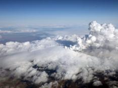 Nubes de ceniza lanzadas por un volcán islandés.