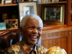 Nelson Mandela recibe el trofeo del mundial