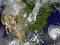 El huracán 'Earl' recupera fuerza y amenaza la costa este de EE. UU.
