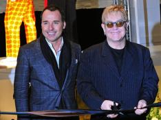 Elton John y su pareja, padres de un niño